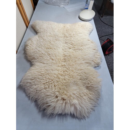 447 - Good quality vintage genuine sheepskin rug in good order measures 90cm by 62cm