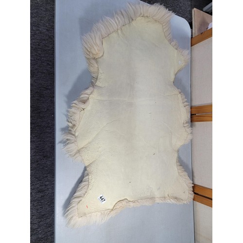 447 - Good quality vintage genuine sheepskin rug in good order measures 90cm by 62cm