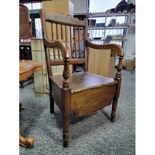 451 - Antique Georgian oak elbow chair commode chair with lift up lid complete with pot, in good order