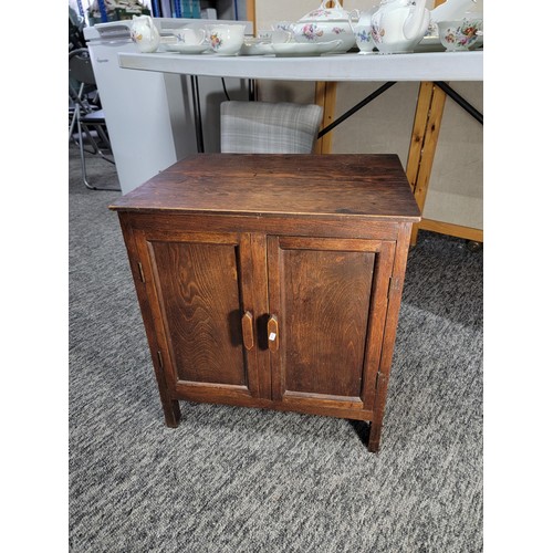 452 - Good quality vintage oak cupboard with two doors to the front height 52cm, 48cm long 37cm deep