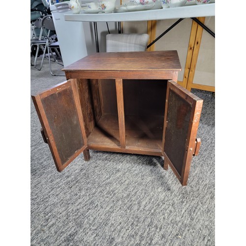 452 - Good quality vintage oak cupboard with two doors to the front height 52cm, 48cm long 37cm deep