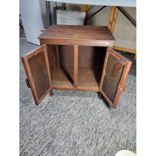 452 - Good quality vintage oak cupboard with two doors to the front height 52cm, 48cm long 37cm deep