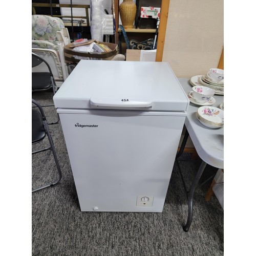 454 - Fridgemaster small chest freezer model MCF 95 in good clean condition, measures 85cm high, 54cm wide... 