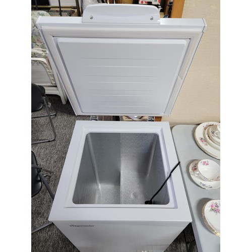 454 - Fridgemaster small chest freezer model MCF 95 in good clean condition, measures 85cm high, 54cm wide... 