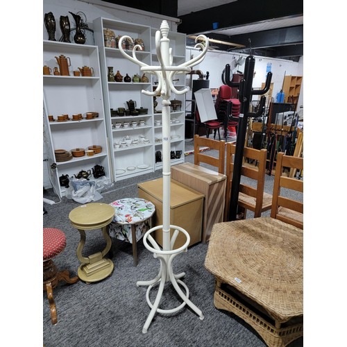 469 - A tall cream hat stand with 6 hooks to the top in good order stands at 86cm high