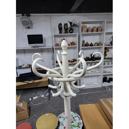 469 - A tall cream hat stand with 6 hooks to the top in good order stands at 86cm high