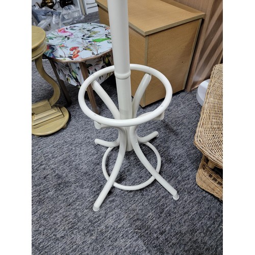 469 - A tall cream hat stand with 6 hooks to the top in good order stands at 86cm high