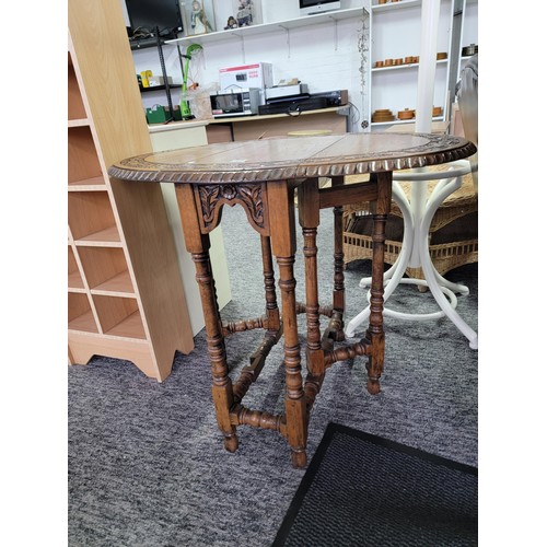 473 - A good antique 1920's  well carved oak circualr drop leaf table with carving ro the edges, gate legs... 