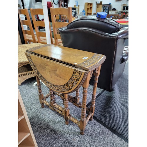 473 - A good antique 1920's  well carved oak circualr drop leaf table with carving ro the edges, gate legs... 