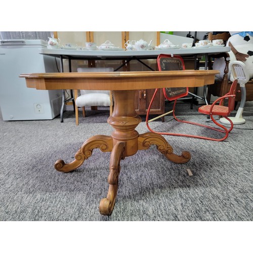 474 - Good quality wooden floral inlaid Sorrento style coffee table standing on carved pedestal stand in o... 