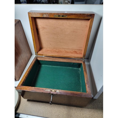 141 - 3x wooden boxes inc a 4 drawer mahogany slides storage box, an oak lidded wooden box containing a qu... 