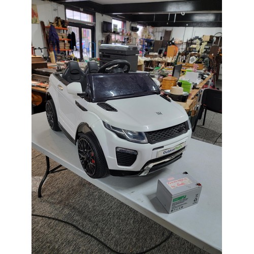 86A - Large battery operated electric Range Rover toy car with opening doors, key, mp3 player comes with a... 