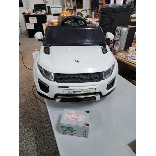 86A - Large battery operated electric Range Rover toy car with opening doors, key, mp3 player comes with a... 