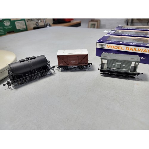 17 - Collection of 11x 00 gauge model railway rolling stock - 8x which are boxed to include 2x vintage Wr... 