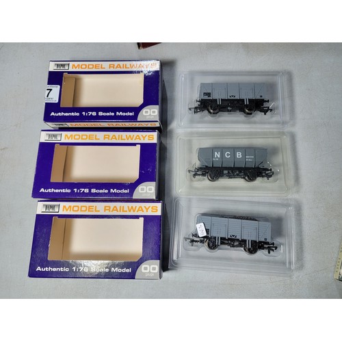 17 - Collection of 11x 00 gauge model railway rolling stock - 8x which are boxed to include 2x vintage Wr... 