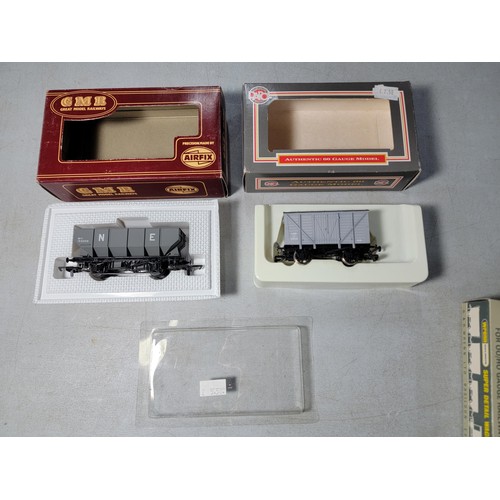 17 - Collection of 11x 00 gauge model railway rolling stock - 8x which are boxed to include 2x vintage Wr... 