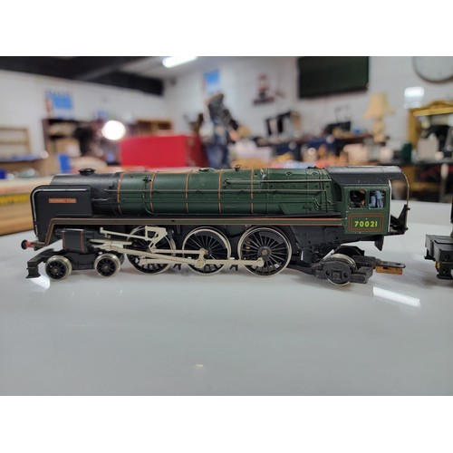 38 - Hornby R033 Morning star locomotive and tender NO. 70021, painted crew on footplate, lamp on front c... 