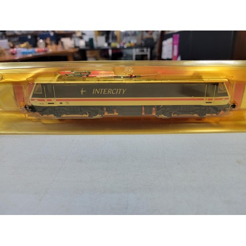 39 - Hornby R242 Class 90 Bo-B- electric Diesel locomotive Intercity Swallow Livery working Panto Graph -... 