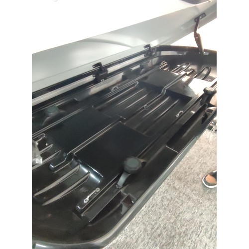 366 - A Thule motion 200 car shuttle complete with Thule roof rails and keys complete with instructions wi... 