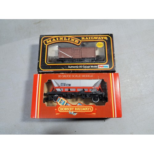 55 - Cardboard tray containing a large quantity of 00 gauge model railway items inc various coaches, boxe... 