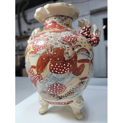 284 - An antique Japanese Meiji period Satsuma vase with 2 foo dog handles, hand decorated and standing on... 