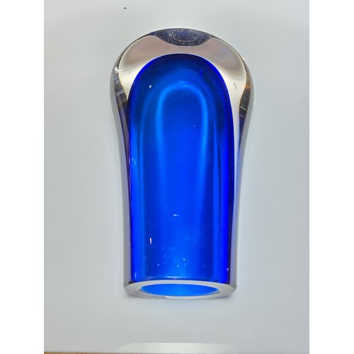 157 - 3x good quality art glass vases to include a stunning genuine Murano Flavio Poli Seguso vase, a Whit... 