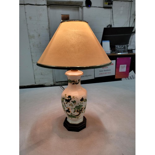 290 - A Masons ceramic Chartreuse table lamp on a wooden plinth complete with shade and daylight bulb. Hei... 