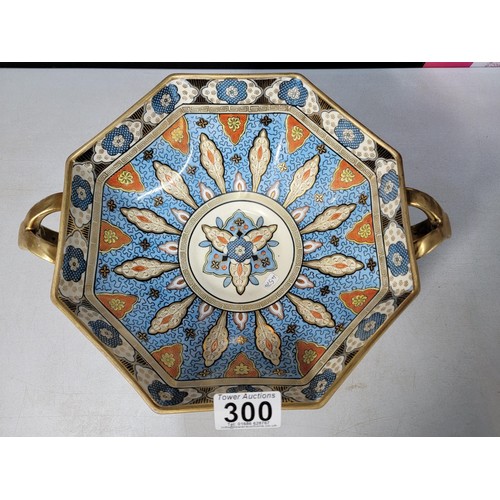 300 - An antique Iznik style gilded fruit bowl with hand painted blue, red and gilding to the inside and g... 