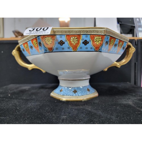 300 - An antique Iznik style gilded fruit bowl with hand painted blue, red and gilding to the inside and g... 