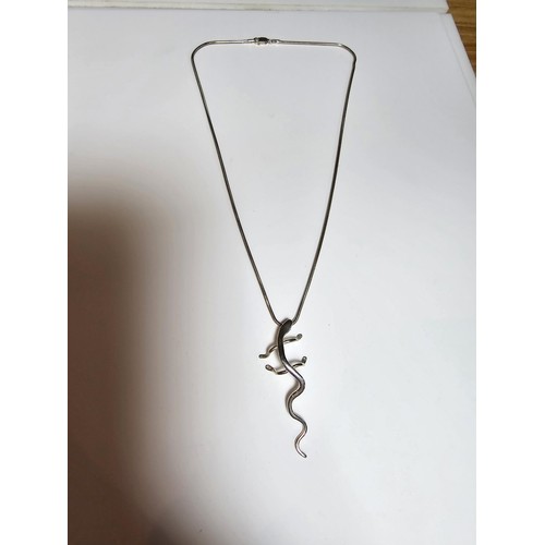 176 - An usual 925 Silver Lizard formed pendant on a 18 inched 925 Silver good quality chain in clean cond... 