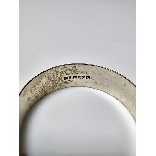 179 - Hallmarked Silver ring with an engraved design - size O in clean condition - boxed.