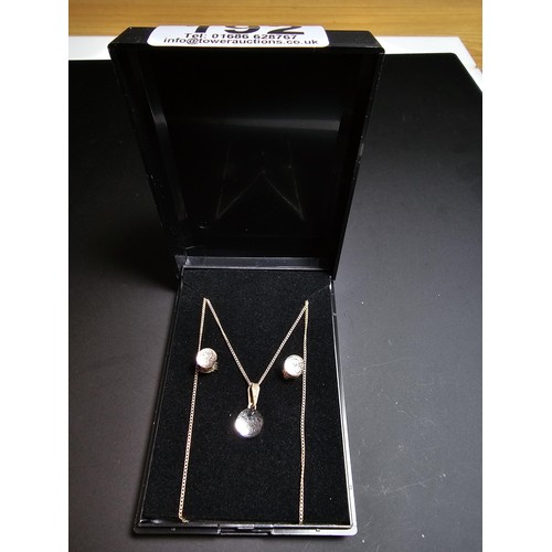 192 - 925 Silver matching jewellery set inc a pendant and 18 inch chain inset with a faceted crystal glass... 