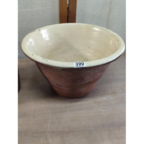 390 - 2x antique terracotta dairy mixing bowls both with glazed interiors, largest bowl measures 24cm high... 