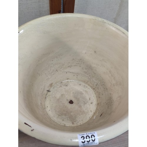 390 - 2x antique terracotta dairy mixing bowls both with glazed interiors, largest bowl measures 24cm high... 