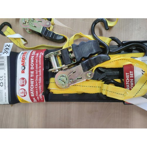 392 - A box containing 4 two piece ratchet tie down sets with 4.5m of ratchet strap along with a quantity ... 