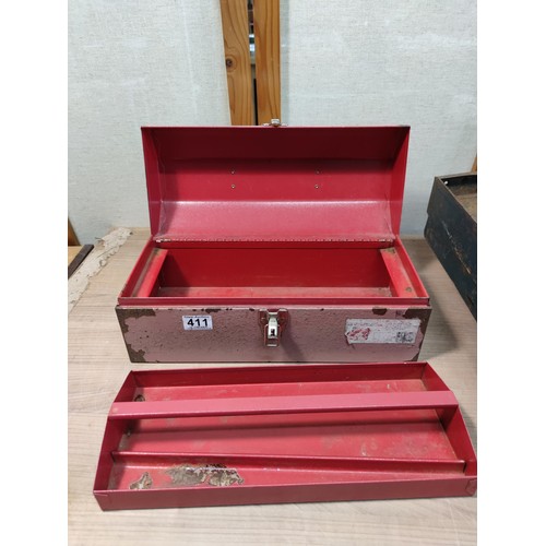 411 - A good quality cantilever tool box along with a red tool box with removable tray, both boxes are emp... 