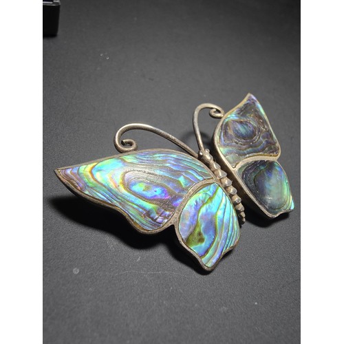 226 - Vintage Pretty 925 silver butterfly brooch, inset with abalone shell, very well detailed with excell... 