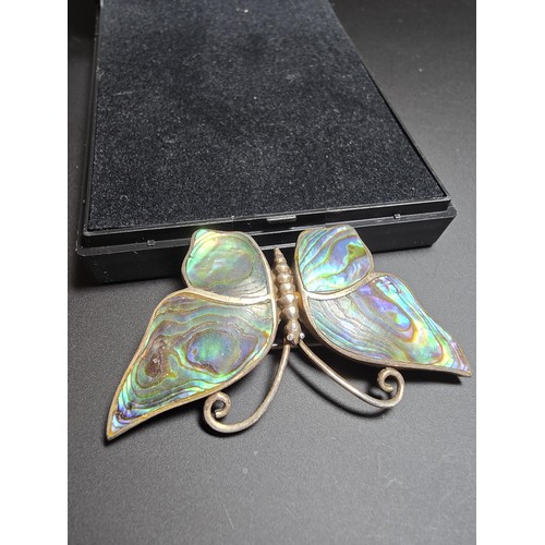 226 - Vintage Pretty 925 silver butterfly brooch, inset with abalone shell, very well detailed with excell... 