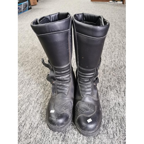 425 - A pair of good quality leather size 9 Sapda motorcycle boots with quick release buckles along with a... 