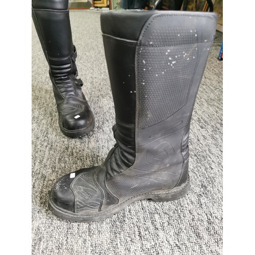 425 - A pair of good quality leather size 9 Sapda motorcycle boots with quick release buckles along with a... 