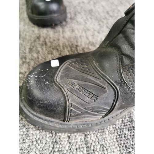 425 - A pair of good quality leather size 9 Sapda motorcycle boots with quick release buckles along with a... 