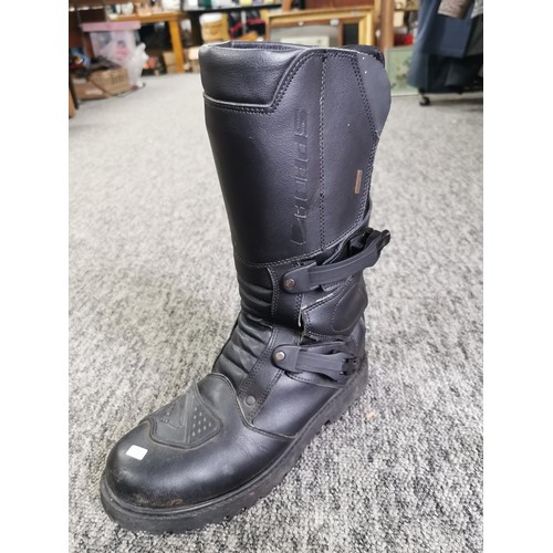 425 - A pair of good quality leather size 9 Sapda motorcycle boots with quick release buckles along with a... 