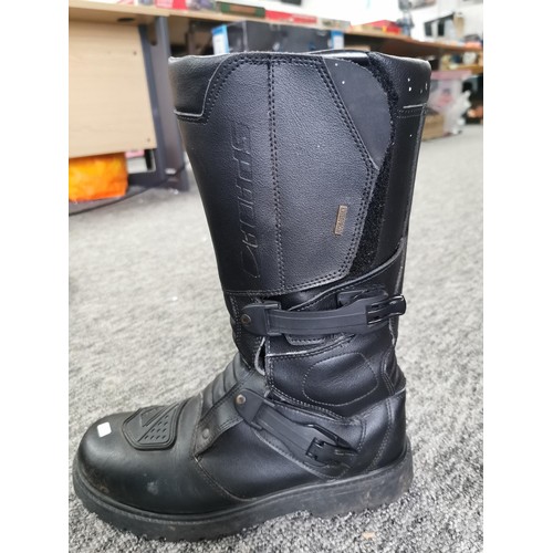 425 - A pair of good quality leather size 9 Sapda motorcycle boots with quick release buckles along with a... 