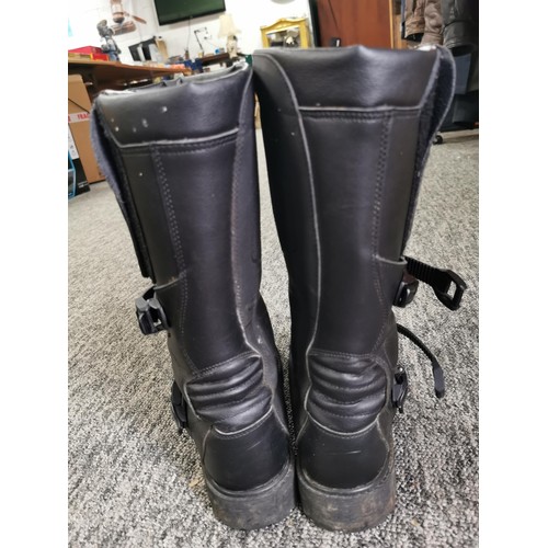 425 - A pair of good quality leather size 9 Sapda motorcycle boots with quick release buckles along with a... 