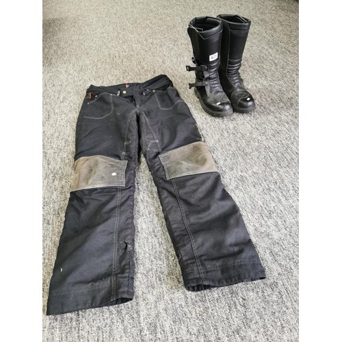 425 - A pair of good quality leather size 9 Sapda motorcycle boots with quick release buckles along with a... 