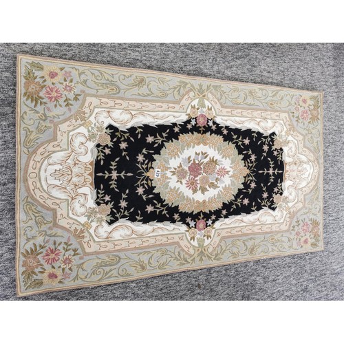 429 - A fine quality had woven, middle eastern rug with floral design. Length of 153cm and width of 93cm.