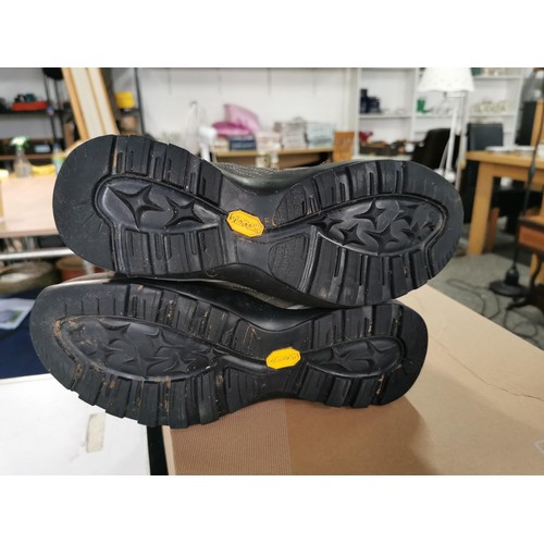 431 - A boxed pair of Vibram gortex size 10 walking boots in good order.