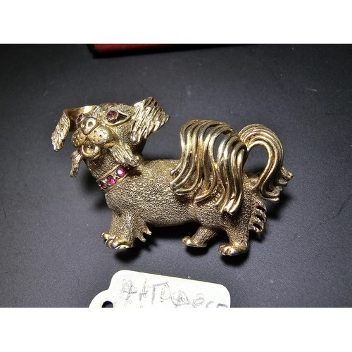 251 - Good vintage art deco 925 Sterling Silver Gilt brooch in the form of a Pekingese dog inset with pink... 