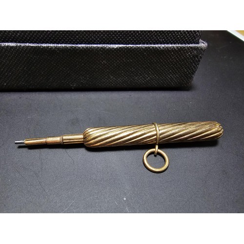 260 - 9ct Yellow Gold propelling Pencil having an engraved design and inset with a bloodstone to the end i... 