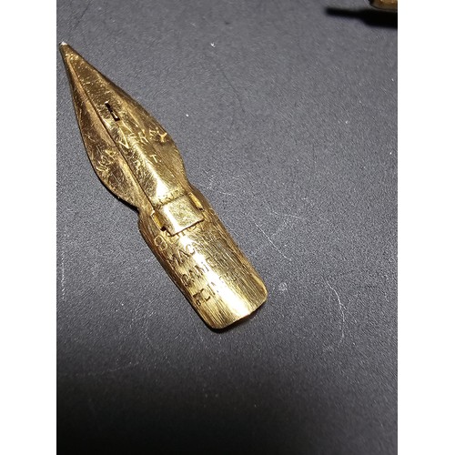 260 - 9ct Yellow Gold propelling Pencil having an engraved design and inset with a bloodstone to the end i... 